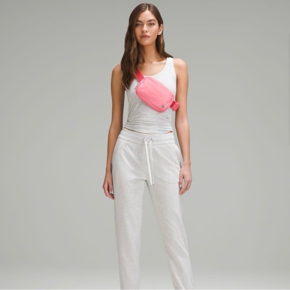 NWT Lululemon Everywhere SAKO Pink 1L Crossbody Beltbag - Picture 2 of 7